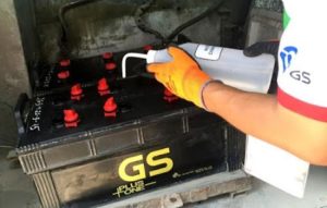 Bổ sung dung dịch cho ắc quy nước