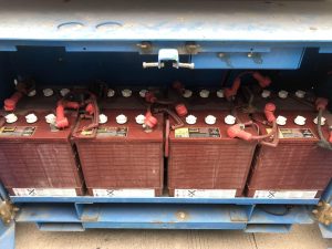 Cách kiểm tra ắc quy xe nâng người