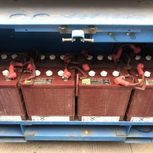 Cách kiểm tra ắc quy xe nâng người